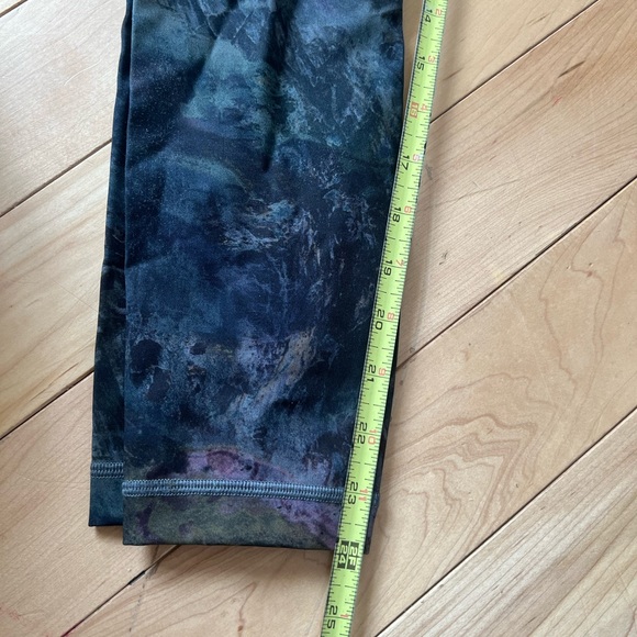 Lululemon size 4 marbled leggings - Picture 3 of 4